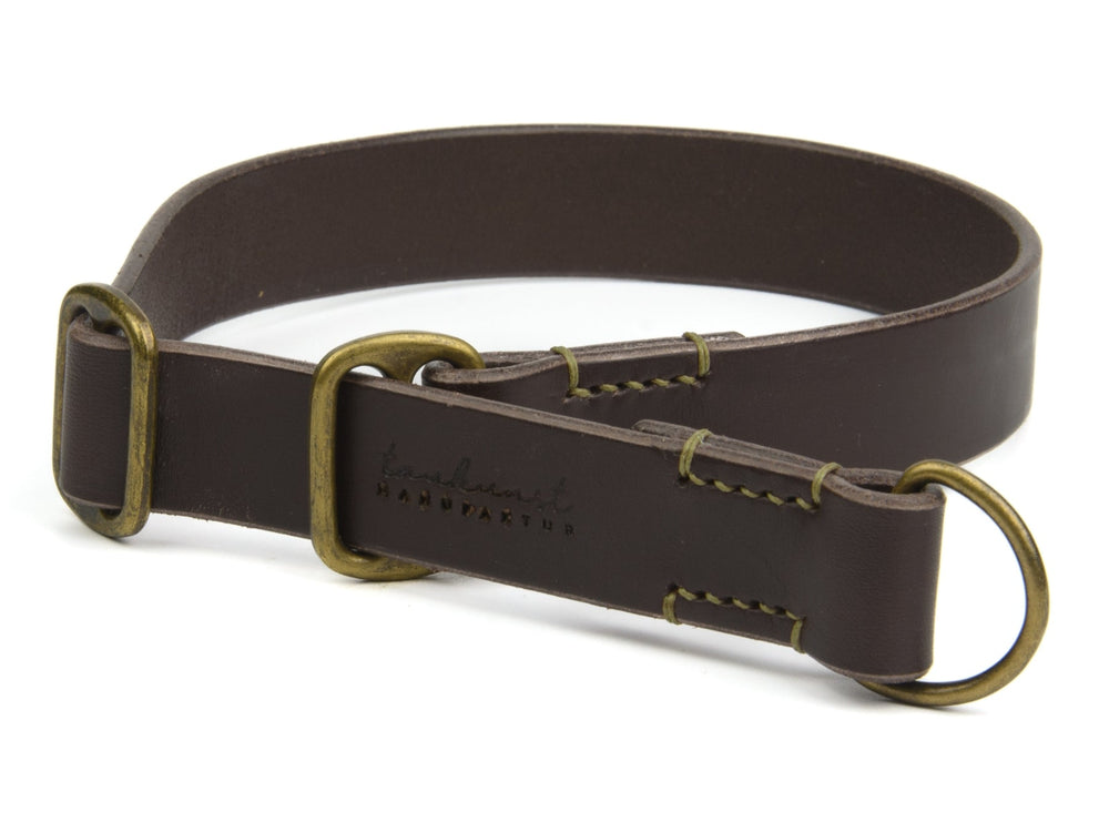 Braunes Lederhalsband mit brünierten Metallringen und eleganter Nahtgestaltung, ideal für stilvolle Hunde.