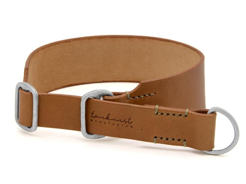 Braunes Lederhalsband mit D-Ringen, feiner Naht und der Aufschrift "TANKURST MANUFAKTUR". Ideal für stilvolle Hunde.
