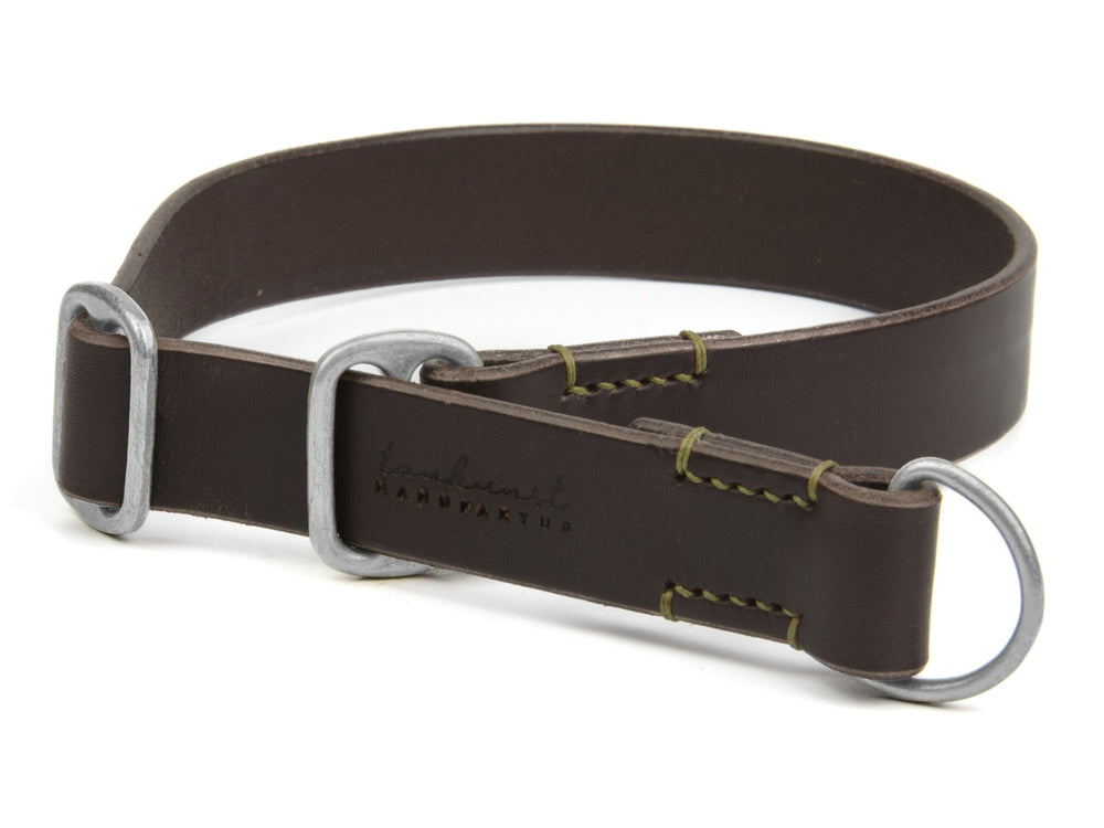 Braunes Lederhalsband mit silbernen Metallschließen und gelben Nähten, robust und stylisch für Hunde.