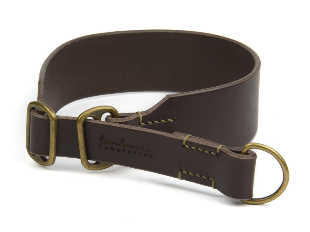 Braunes, breites Lederhalsband mit Messing-Ringen und dekorativer Naht in heller Farbe. Ideal für Hunde.