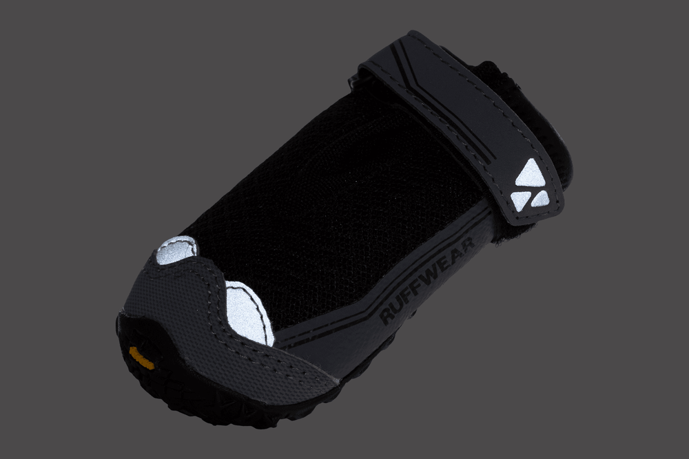 Schwarzer Ruffwear Hundeschuh Grip Trex™ mit reflektierenden Elementen und Gummisohle für optimalen Halt und sicheren Sitz.