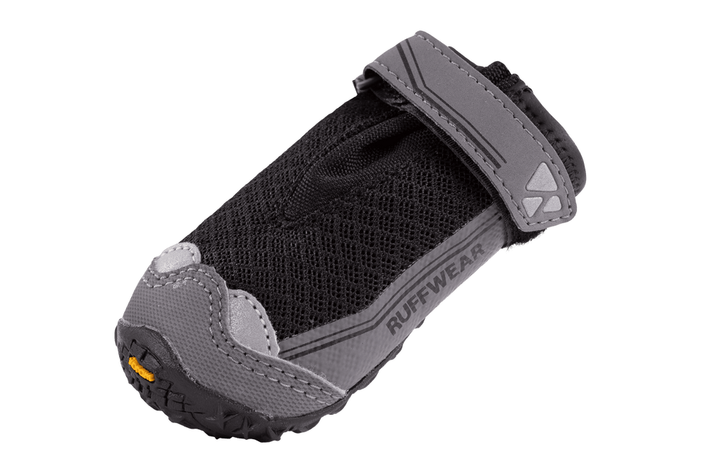 Hundeschuh von Ruffwear in Schwarz mit grauen und orangefarbenen Akzenten, rutschfester Sohle und atmungsaktivem Obermaterial.