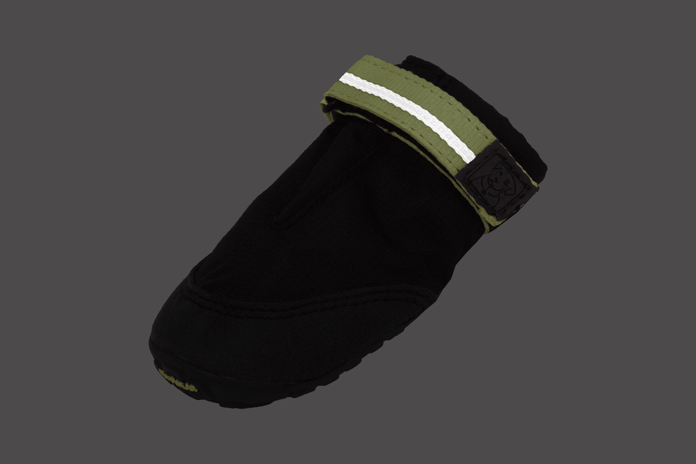 Schwarzer Summit Trex™ Hundeschuh mit hohem Schaft, rutschfester Sohle und grünem Klettverschlussband.