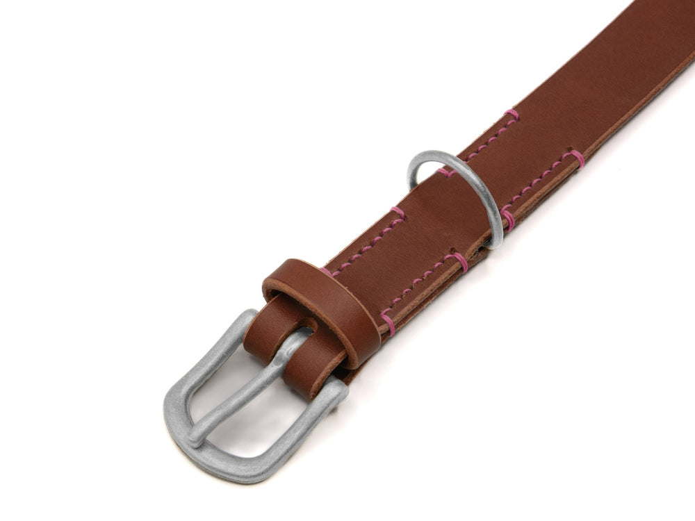 Braunes Lederhalsband "Waldgeist" mit silberfarbener Schnalle und lila Nähten für optimale Anpassung.