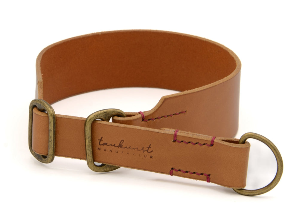 Hochwertiger hellbrauner Ledergürtel mit D-Ringen und Schnalle, ideal für stilvolle Hundeaccessoires.