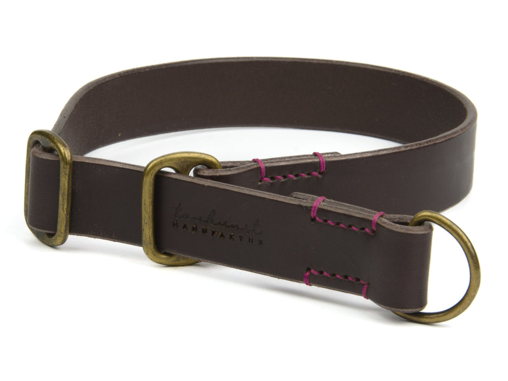 Braunes Lederhalsband mit goldfarbenen Schnallen und pinker Naht, geprägt auf der Innenseite.