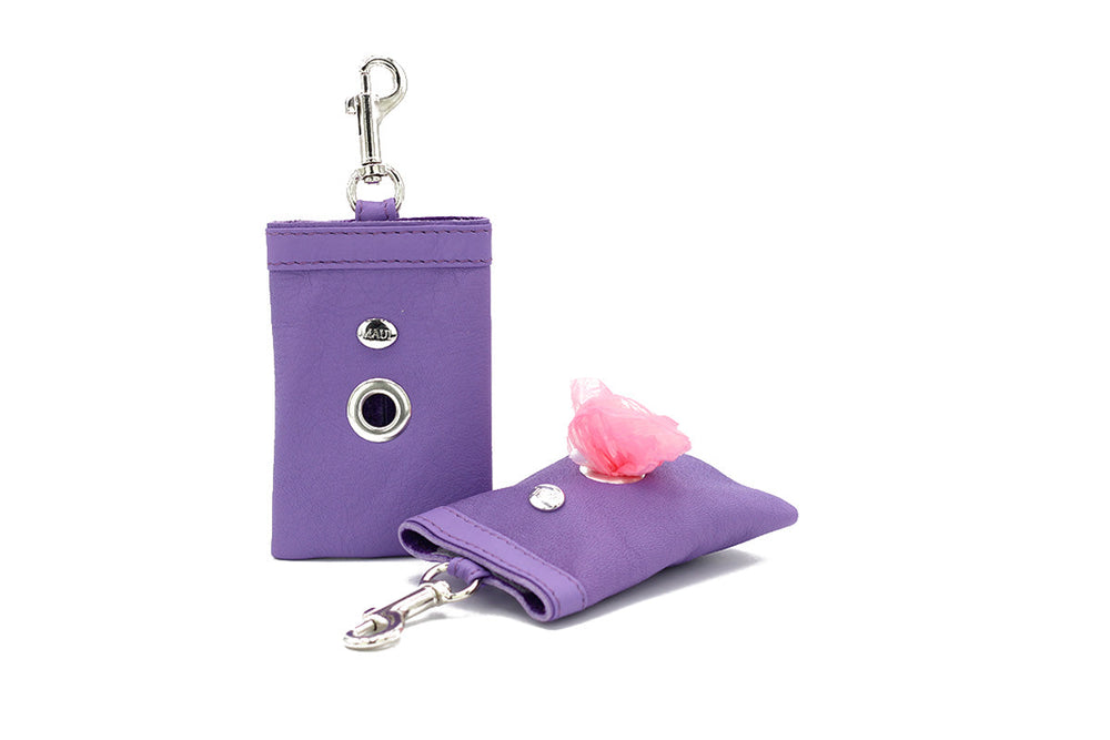 Lilafarbene Leder-Schlüsselanhänger mit Metallclip, eine größer mit silberner Öse, die andere kleiner mit pinker Dekoration.