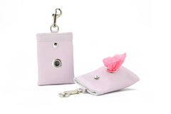 "Helllila Hunde-Tütenetui mit Karabinerhaken, geöffnet und zeigt pinke Tüten für das Hundetraining."