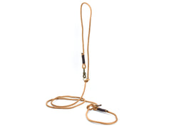 Helle Rundlederleine für Hunde mit schlanker Form und Karabinerhaken zur Befestigung am Geschirr oder Halsband.