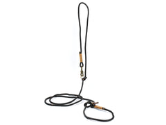 Schwarze Rundleder-Hundeleine mit ergonomischem Holzgriff und Schlaufe zur Befestigung am Hund. Strapazierfähig und langlebig.