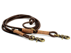 Braune Rundlederleine Waldläufer mit strukturiertem Design und zwei Karabinern für Hunde. Ideale Begleiter für Spaziergänge.