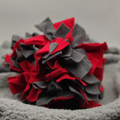 Schnüffelball für Hunde aus roten und grauen Stoffen, fördert geistige Auslastung und spielerisches Lernen.