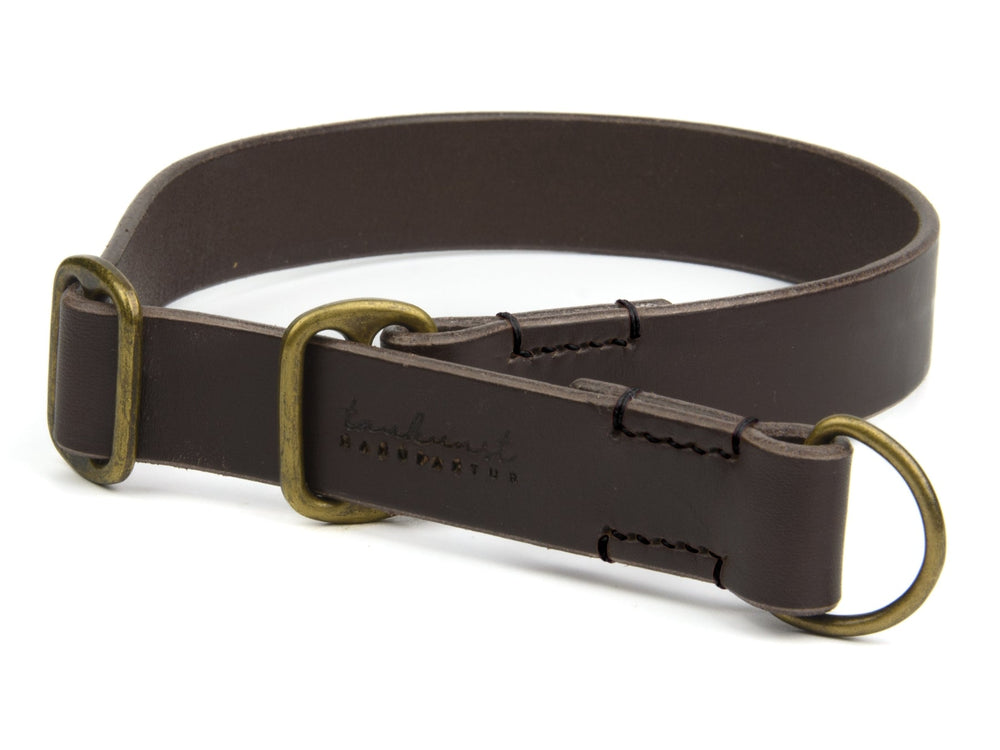 Braunes Lederhalsband „Waldgeist“ mit Messingringen und Schnalle von tauduit manufaktur, robustes und schlichtes Design.