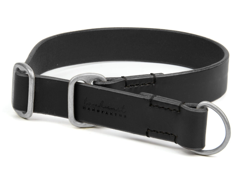 Schwarzes Lederzugstopp-Halsband mit silbernen Ringen und glatter Oberfläche, ideal für Hunde.
