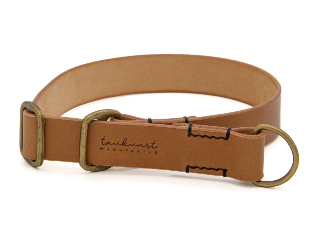Braunes Lederhalsband "Waldgeist" mit Messing-D-Ringen und Prägung von tankunst MANUFAKTUR. Elegant und schlicht im Design.