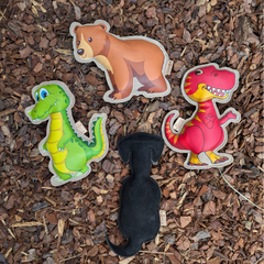 Hundespielzeug Bär "Buddy" in buntem Design, ideal für Apportier- und Wurfspiele, robust und langlebig für aktiven Hundespaß.