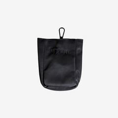 Leckerlibeutel von WOOFED. in schwarz, kompakt und stylisch, ideal für Gassirunden und Trainings, mit praktischem Aufhänger.