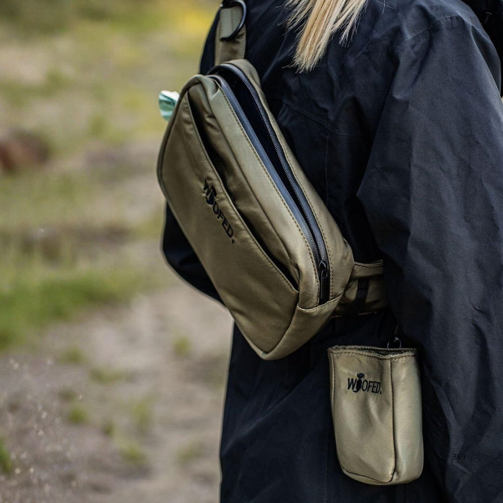 Multifunktionale Gassitasche in olivgrün als Bauchtasche oder Schultertasche für Hundemenschen mit integriertem Kotbeutelspen