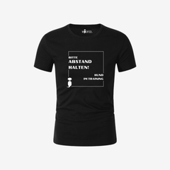 Schwarzes Damen-T-Shirt mit weißem Aufdruck "BITTE ABSTAND HALTEN! HUND IM TRAINING" für Hundehalter und Training.