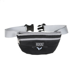 Schwarze DOOG Leckerchen-Tasche mit verstellbarem Gurt, Reißverschluss und Logo für Hunde-Leckerlis.
