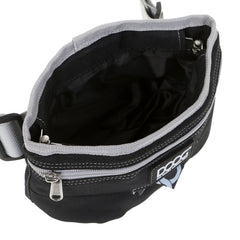 Schwarze DOOG Leckerchen-Tasche mit grauem Reißverschluss, verstellbarem Tragegurt, schlichtes Design, ideal für Hundeleckerlis.