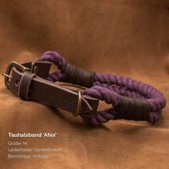 Tauhalsband 'Ahoi' in Größe M aus dunkelbraunem Leder und violettem Tau mit Vintage-Beschlägen.