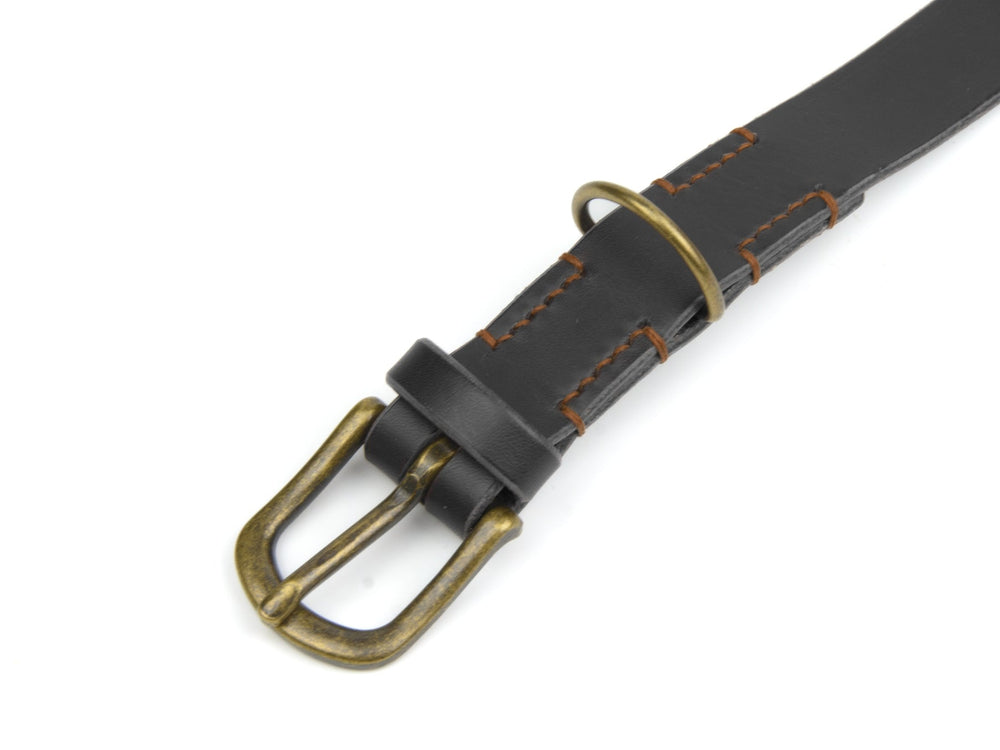 Schwarzes Lederhalsband mit bronzefarbener Schnalle und orangefarbenen Nähten, präsentiert im Waldgeist-Design.