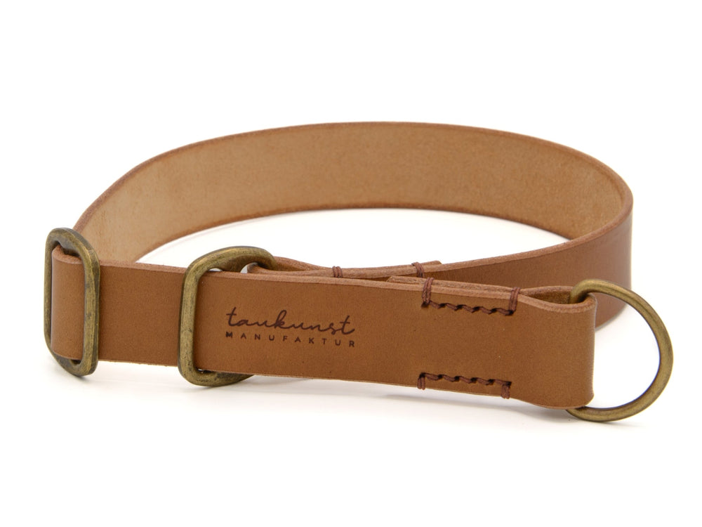 Braunes Lederhalsband mit Metallringen im eleganten Stil, ideal für Hunde, mit glatter Oberfläche und authentischer Ledermarke.