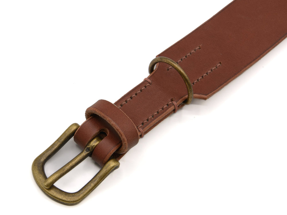 Braunes Lederhalsband Waldgeist mit antiker goldfarbener Schnalle und feinen Nähten für einen eleganten Look.