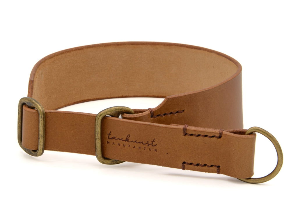 Handgefertigtes hellbraunes Lederhalsband mit D-Ringen und Schlaufe für Hunde, im klassischen Design.