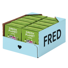 Kartonbox mit veganem Hundefutter GREEN PLANET Kein Pferd, umweltfreundliche Alternative in grünen Verpackungen.