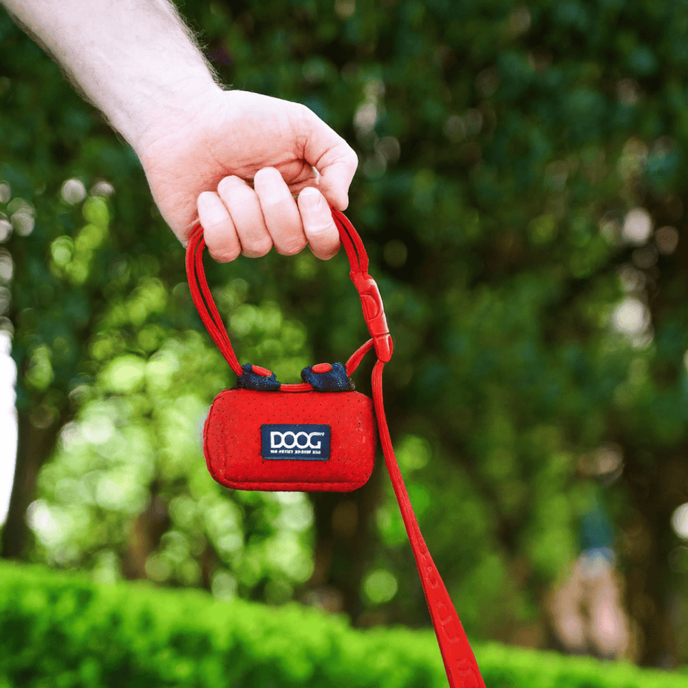 "DOOG Kotbeutel-Tasche in Rot, ideal für Hundebesitzer - praktisch mit Schlaufe für unterwegs."