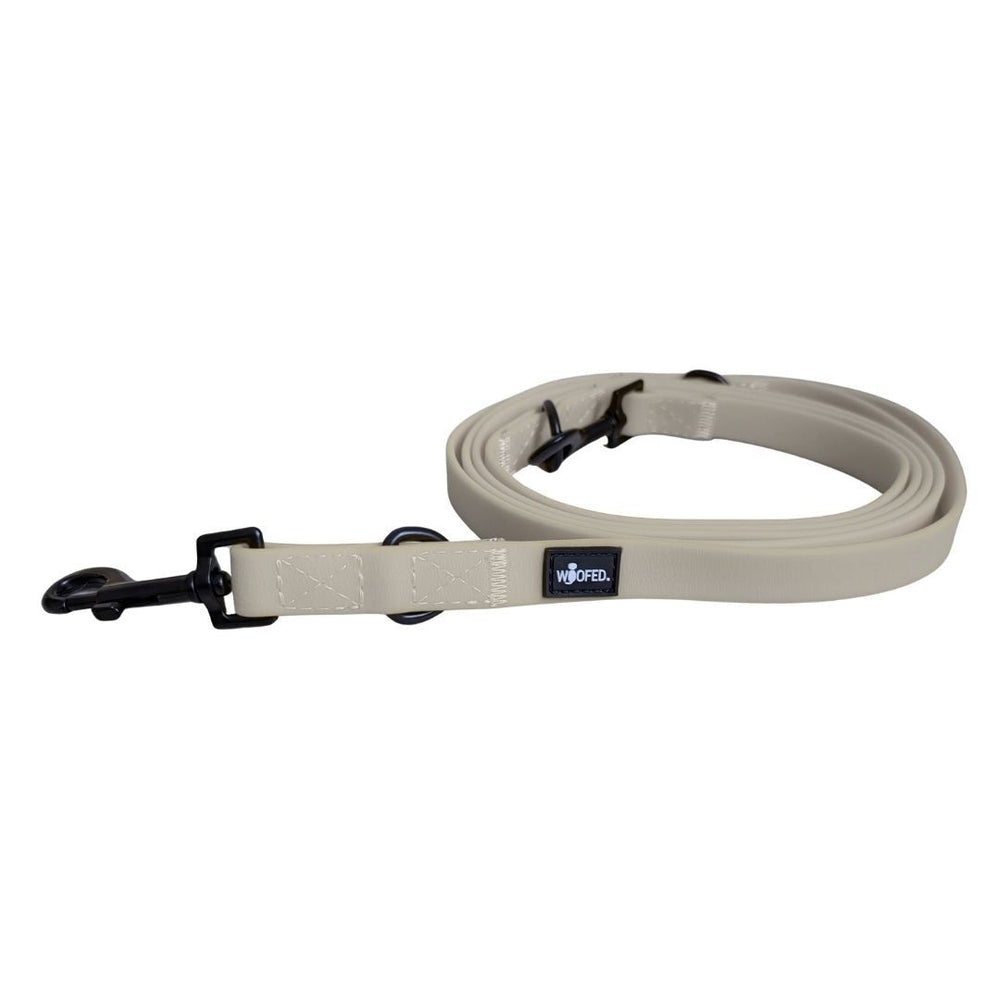 Verstellbare WOOFLEX® Classic Hundeleine aus flexiblem Material mit Karabinerhaken und gepolstertem Griff.