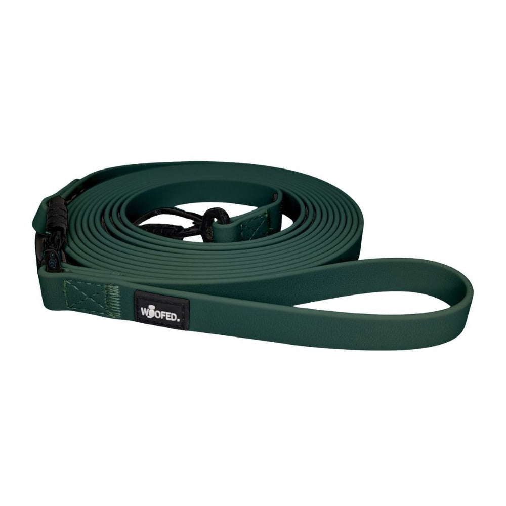 Grüne WOOFLEX® Schleppleine mit robustem Griff und Sicherheitskarabiner für sicheres Gassi-Gehen mit Ihrem Hund.