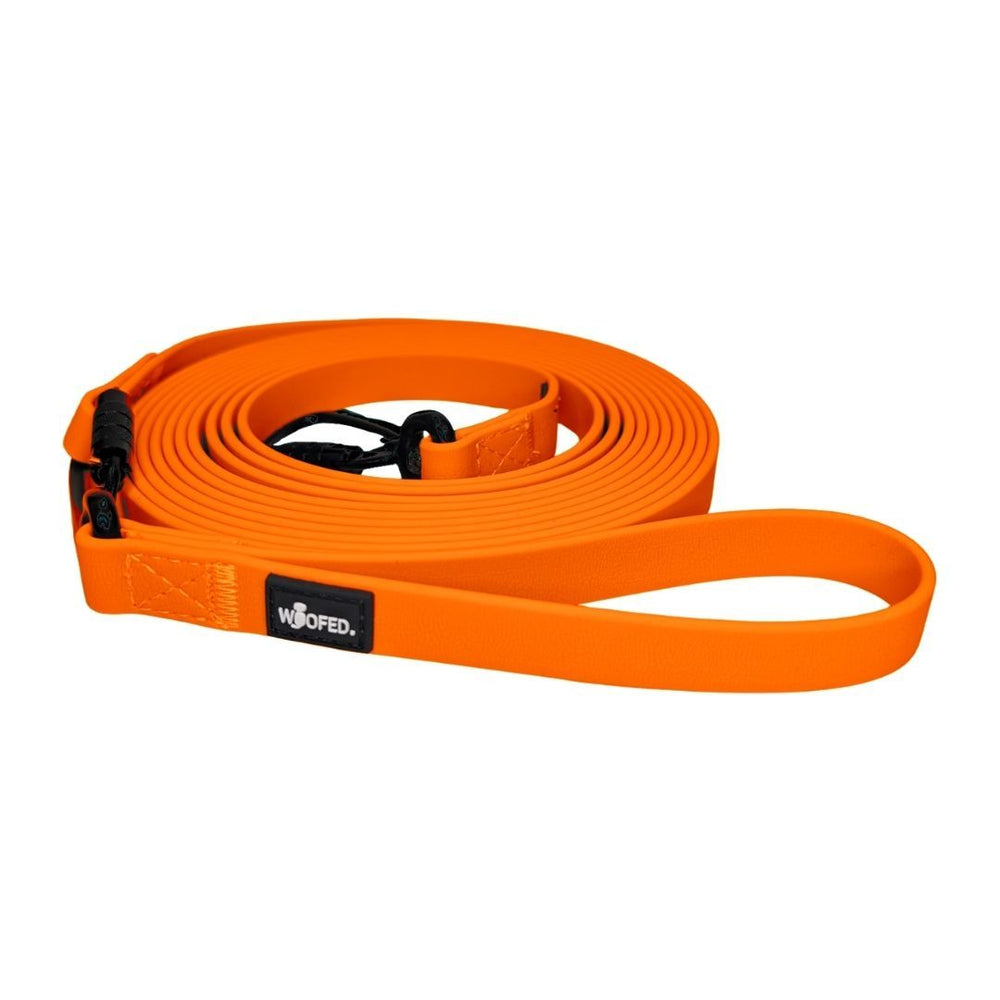 Orangefarbene WOOFLEX® Hundeleine mit flexiblen Material und sicherem Karabiner für Geschirr oder Halsband.