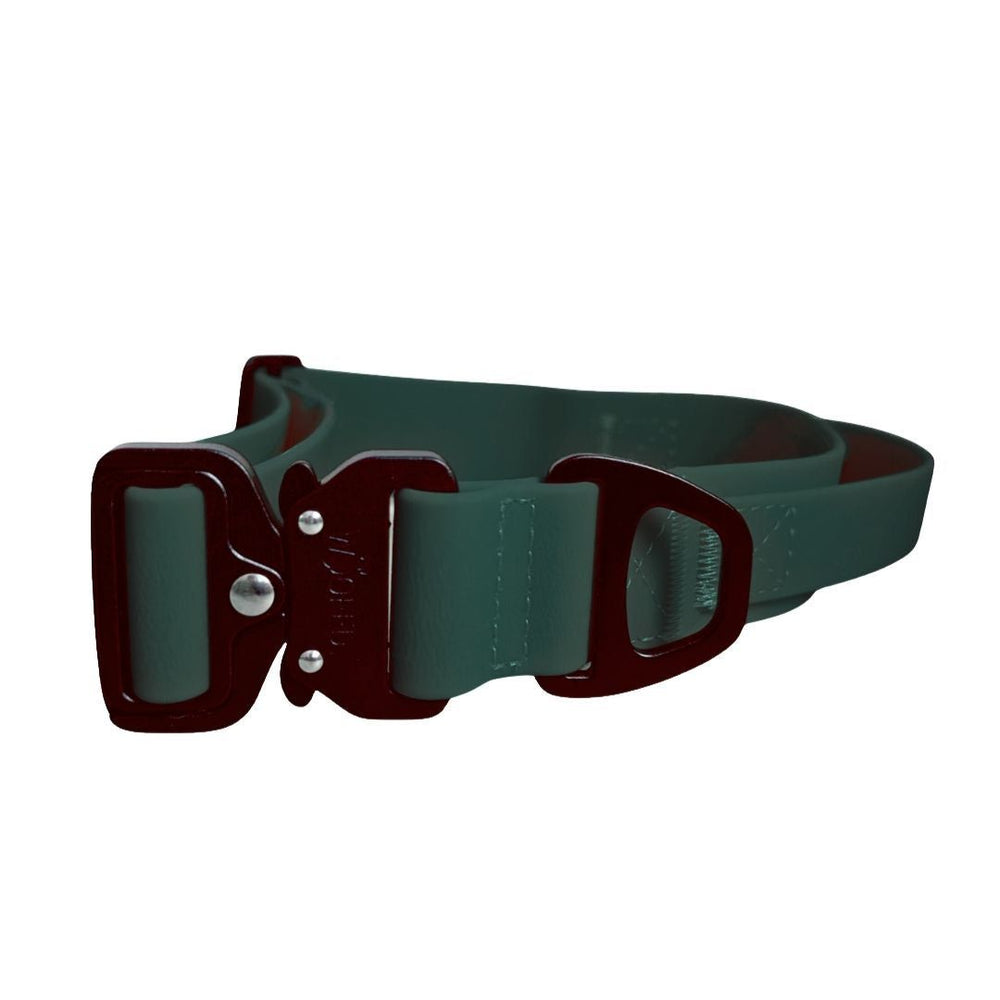 Verstellbares WOOFLEX® Halsband in grün mit Froschkarabiner und flexibler, funktionaler Gestaltung.
