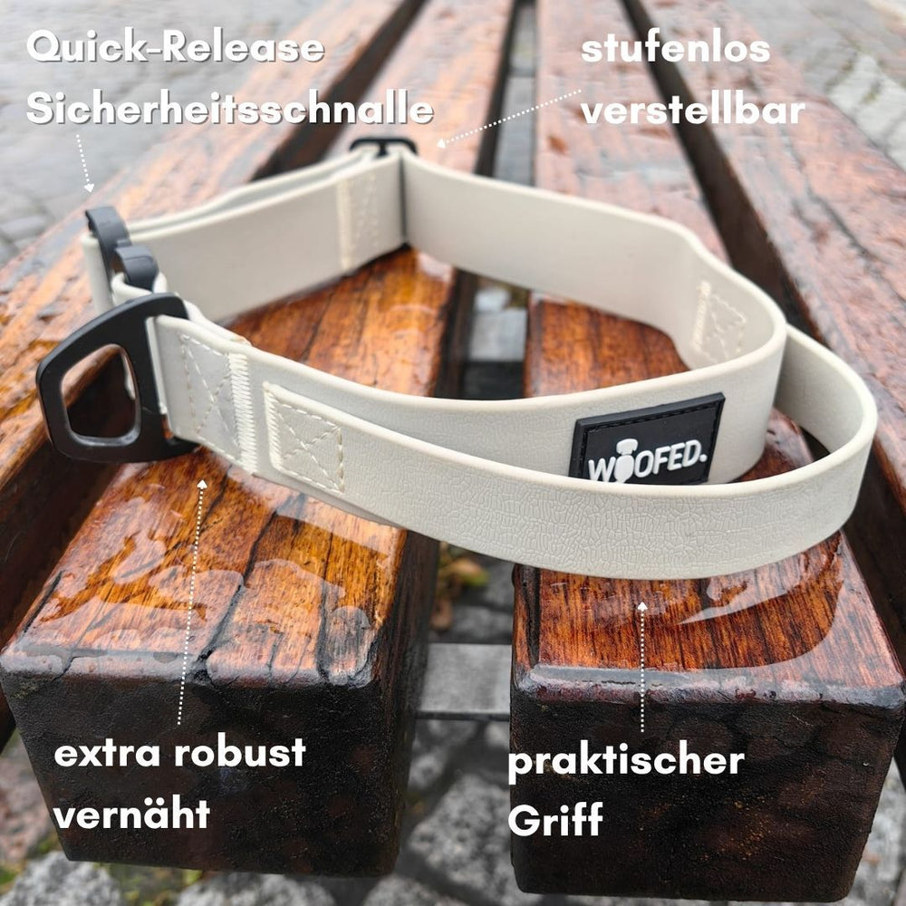 Verstellbares WOOFLEX® Halsband in heller Farbe mit Quick-Release Schnalle auf Holzoberfläche. Ideal für Haustiere.