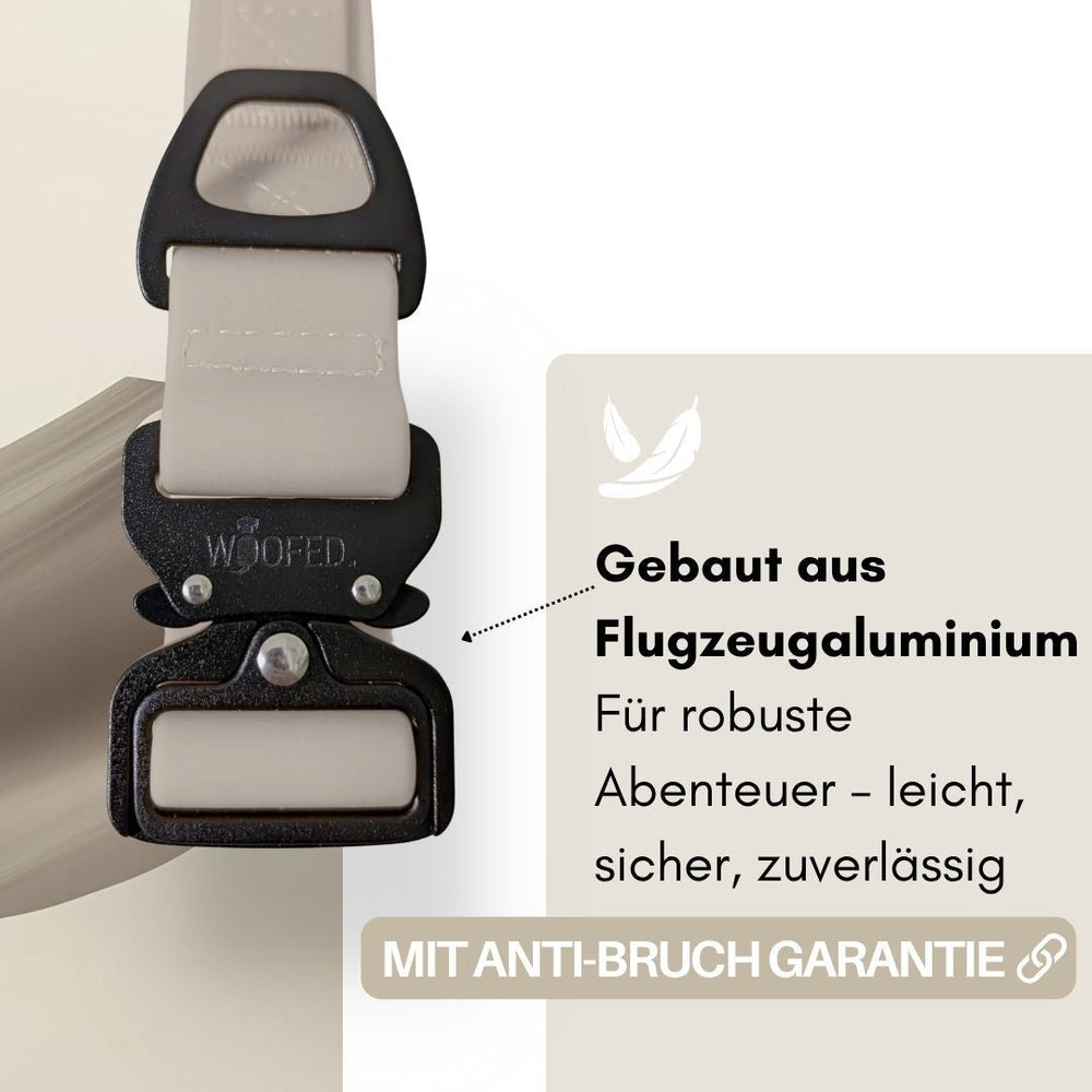 Beiges WOOFLEX® Halsband mit schwarzem Froschkarabiner aus Flugzeugaluminium, stabil und verstellbar für optimale Sicherheit.