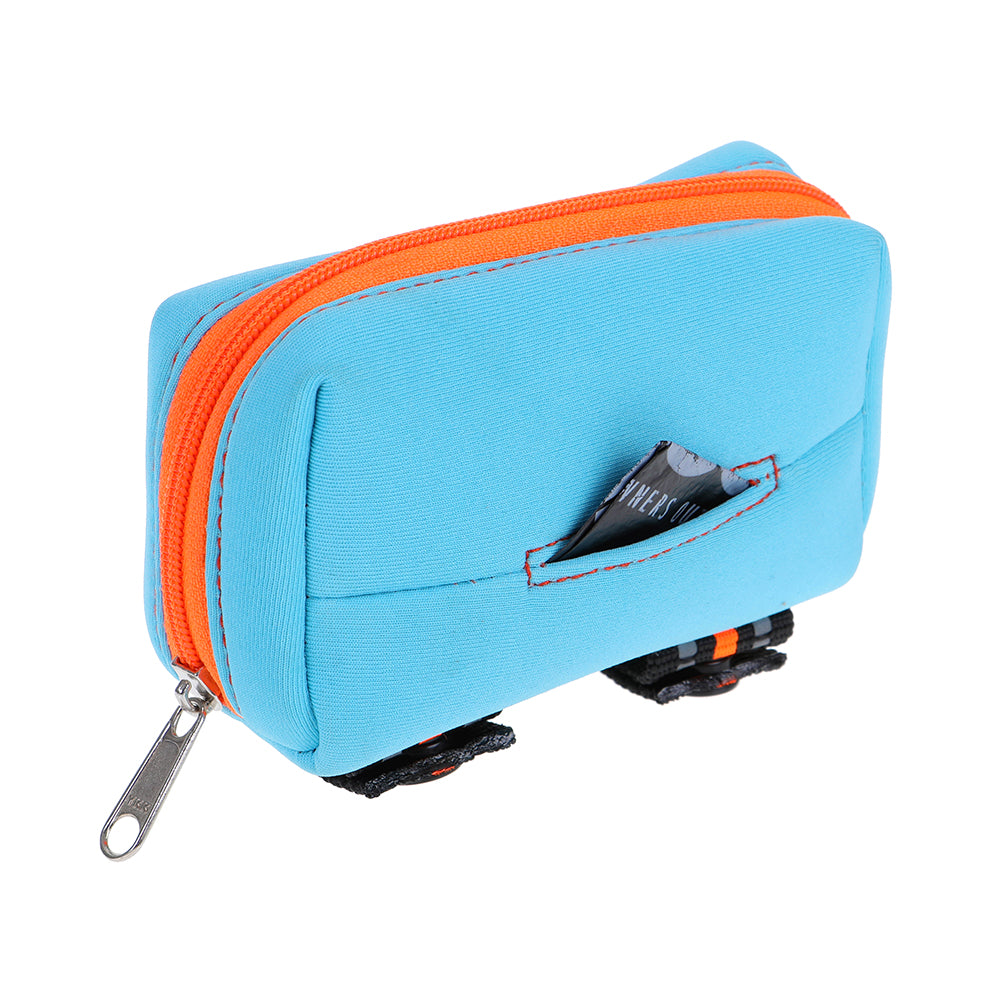 Kleine blaue DOOG Kotbeutel-Tasche mit orangefarbenem Reißverschluss und seitlicher Tasche für praktische Hundespaziergänge.