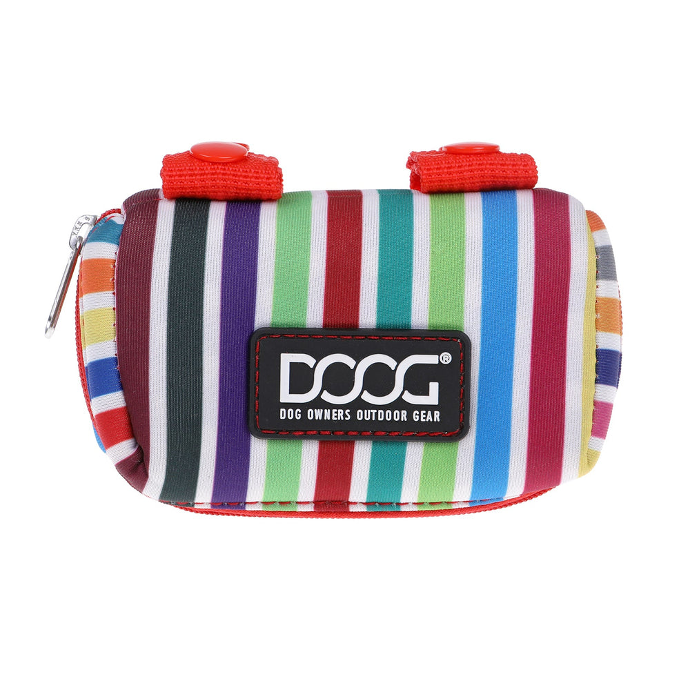 Gestreifte DOOG Kotbeutel-Tasche in lebendigen Farben mit roter Schlaufe und schwarzem Label. Ideal für Gassigeher.