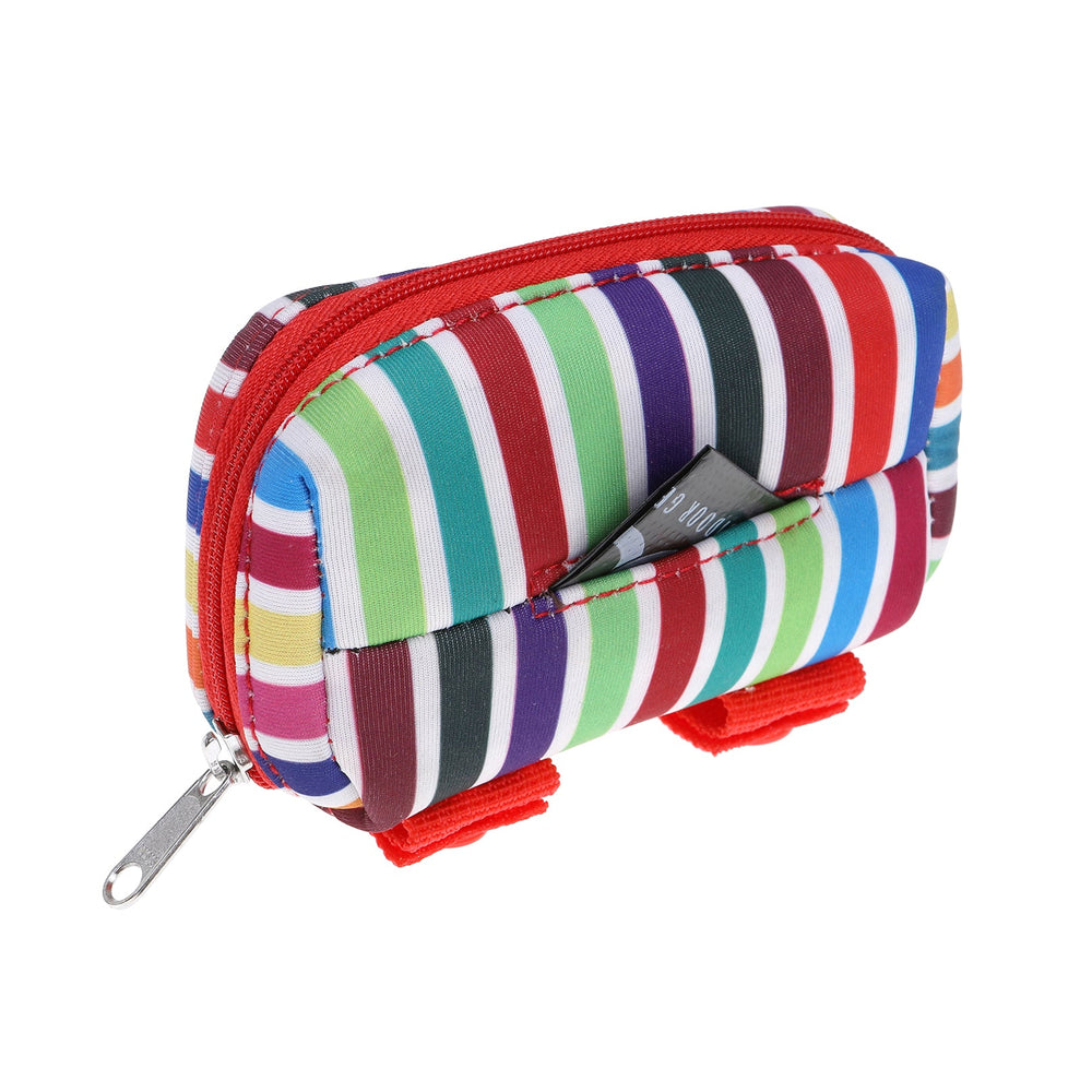 Bunte DOOG Kotbeutel-Tasche mit gestreiftem Design und rotem Reißverschluss für praktische Hundebesitzer.