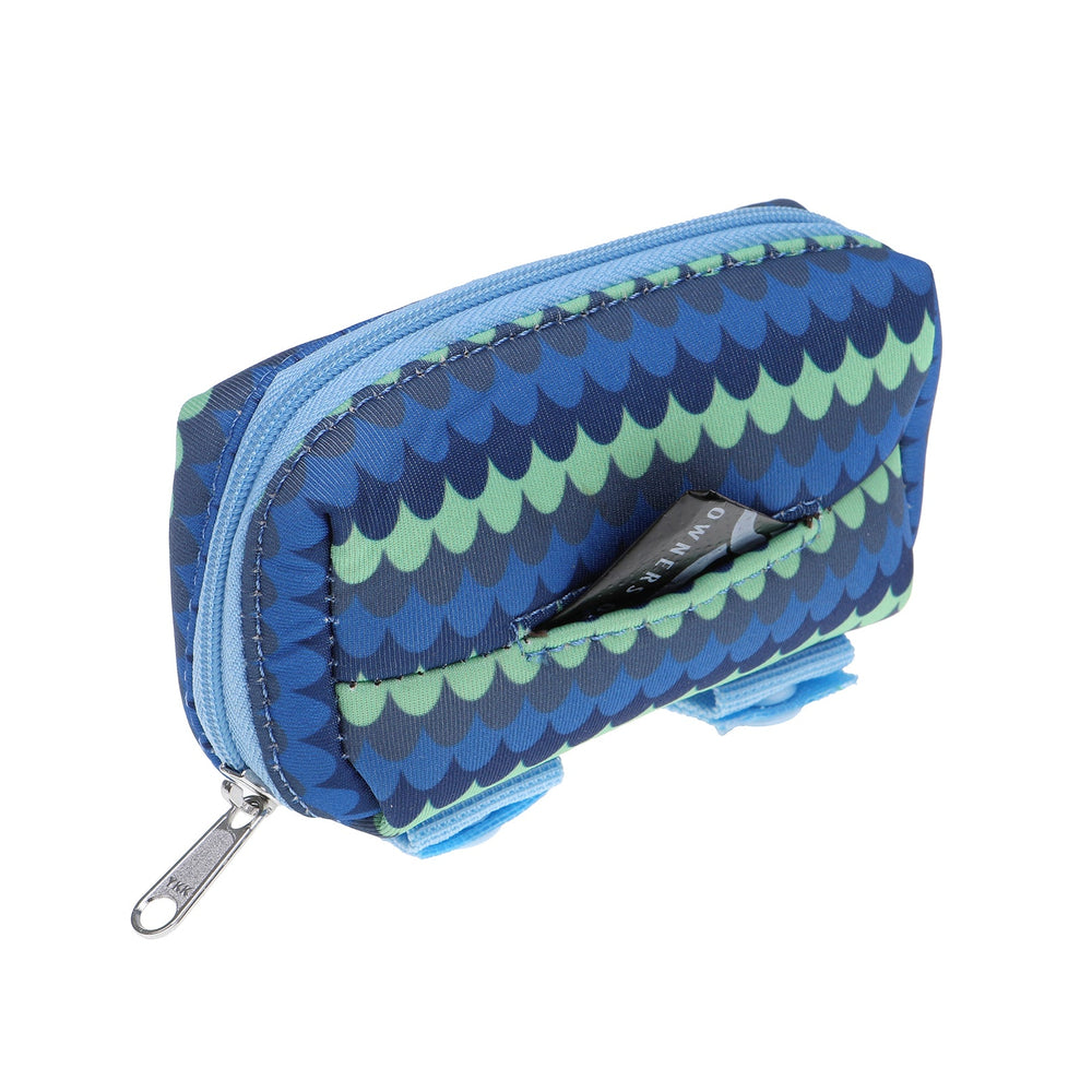 Kleine tessellierte Kotbeutel-Tasche in Blau- und Grüntönen mit doppeltem Reißverschluss und Druckknopftasche.