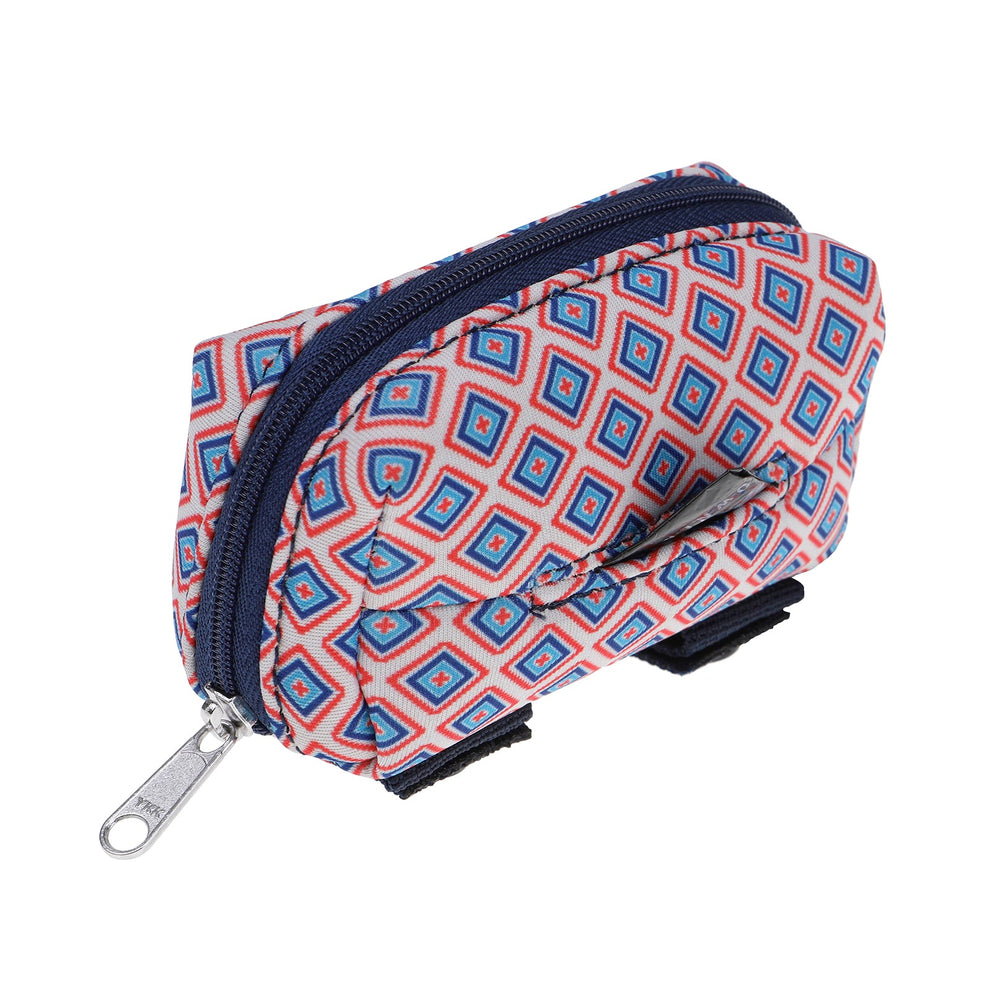 Kleine, gemusterte Kotbeutel-Tasche in Rot, Blau und Weiß mit Reißverschluss und geometrischem Design.