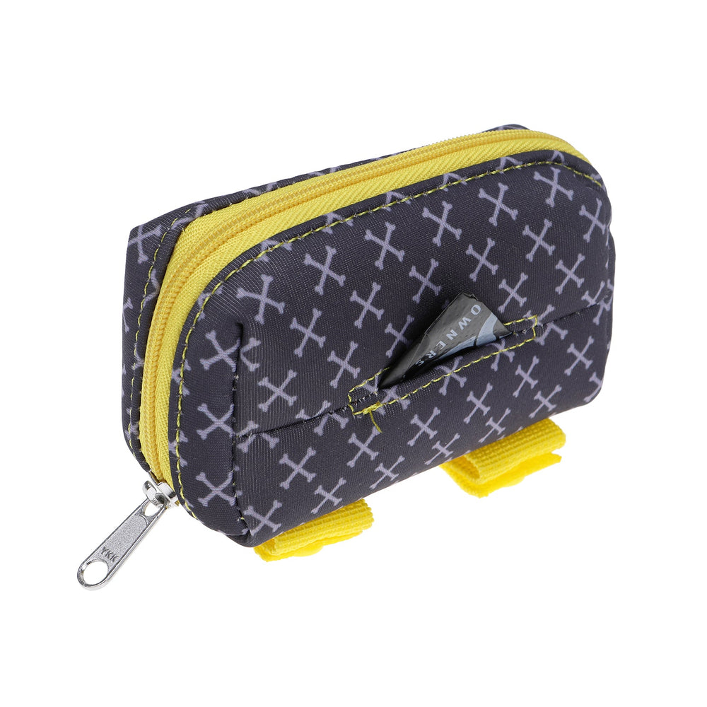 Kleine Kotbeutel-Tasche in Schwarz mit weißen Mustern, gelbem Reißverschluss und Umrandung für den Spaziergang mit Hund.