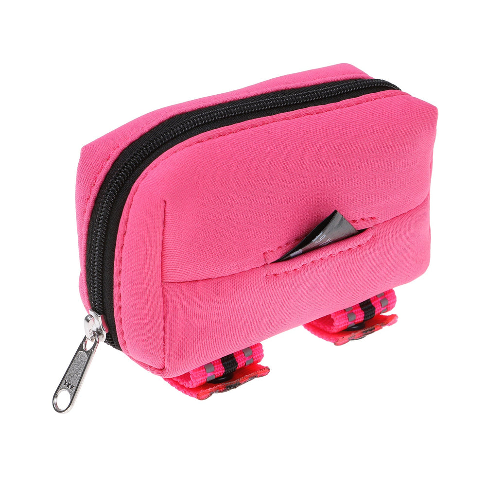Pinkfarbene DOOG Kotbeutel-Tasche mit schwarz-weißem Reißverschluss und praktischen Schlaufen für Hundebesitzer.