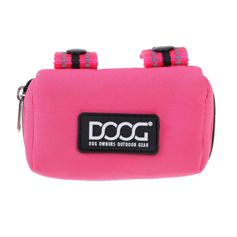 Pinke DOOG Kotbeutel-Tasche aus strapazierfähigem Material mit Druckknöpfen und schwarzem Label. Ideal für Hundebesitzer.