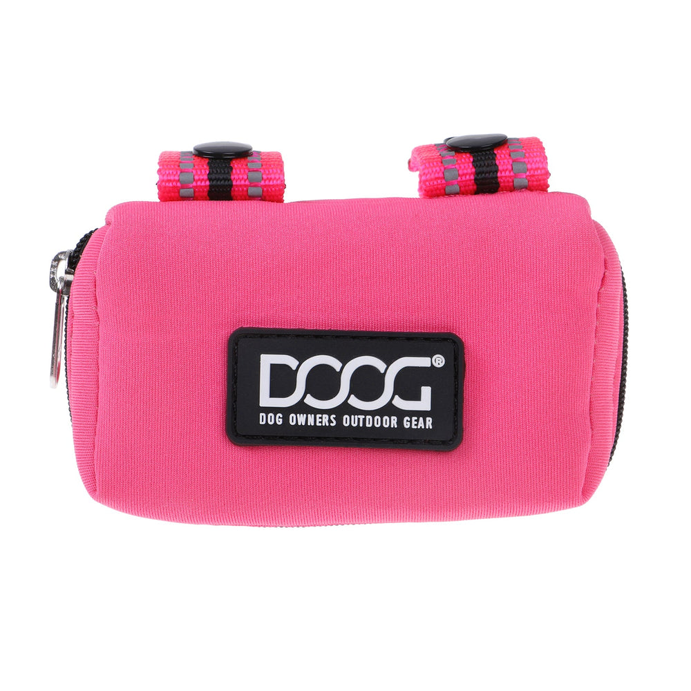 "Pinkfarbene DOOG Kotbeutel-Tasche mit Reißverschluss, Schlaufen und Markenlabel für Hundebesitzer."