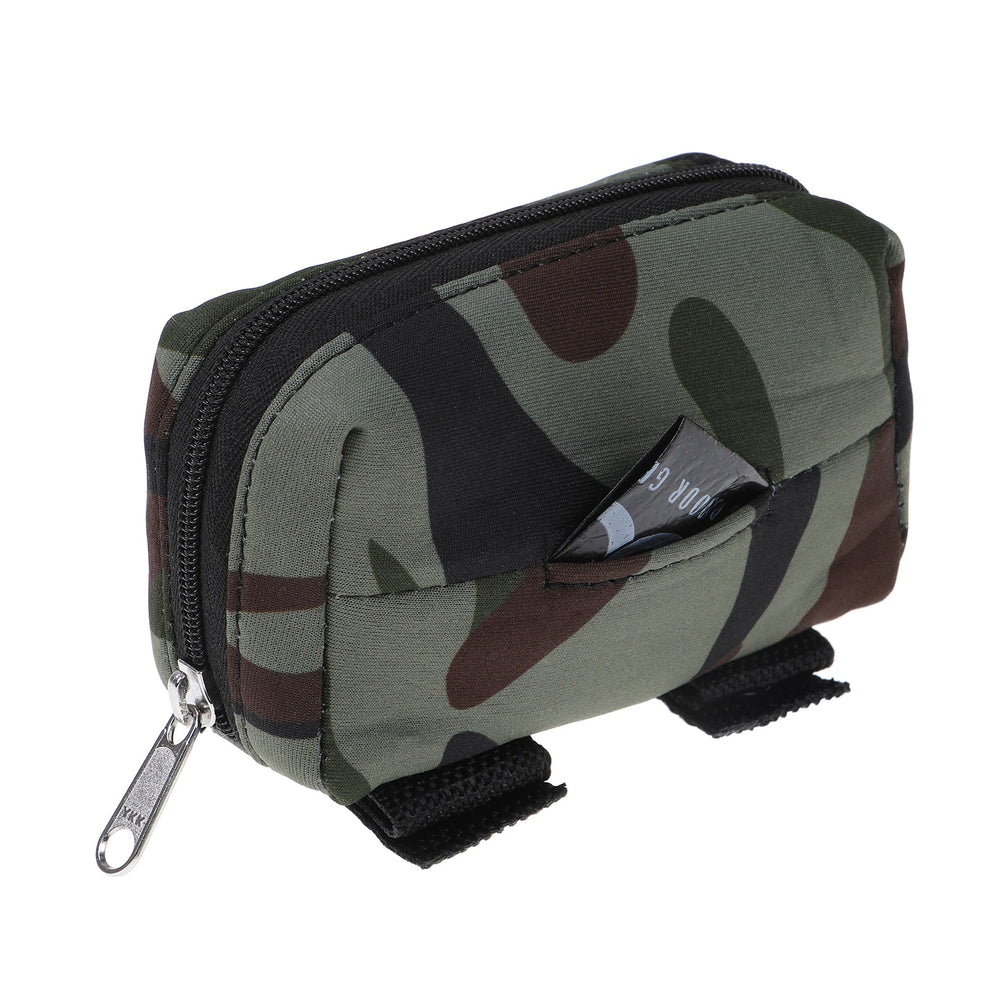 Kleine camouflagemusterte DOOG Kotbeutel-Tasche aus Nylon mit Reißverschluss und Schlaufen zur Befestigung.