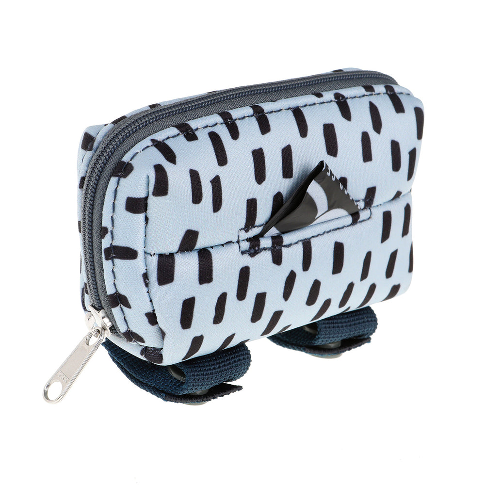 Blaues Etui mit grafischem Muster, Reißverschluss und Tasche für Karten, ideal als Kotbeutel-Tasche oder Walkie Pouch.