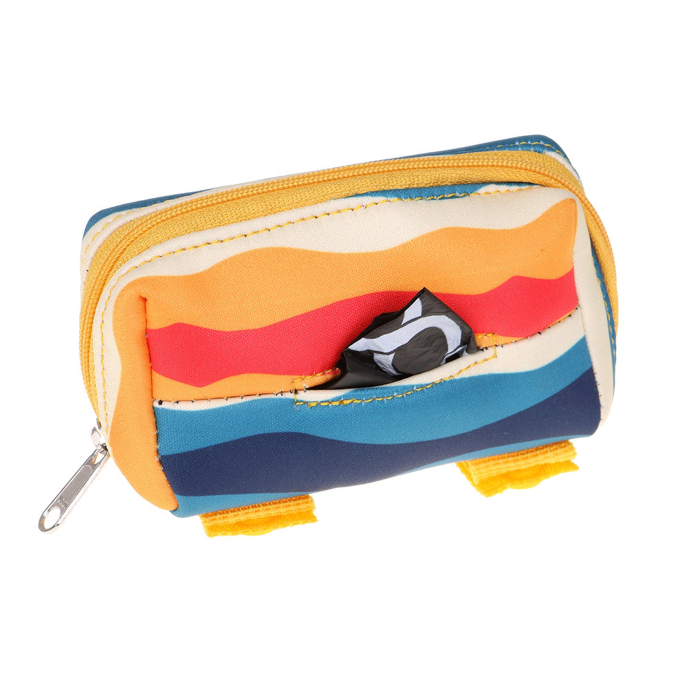 Bunte DOOG Kotbeutel-Tasche in Blau, Orange und Weiß mit rotem Innenfutter. Praktisch und stylisch für den Alltag.